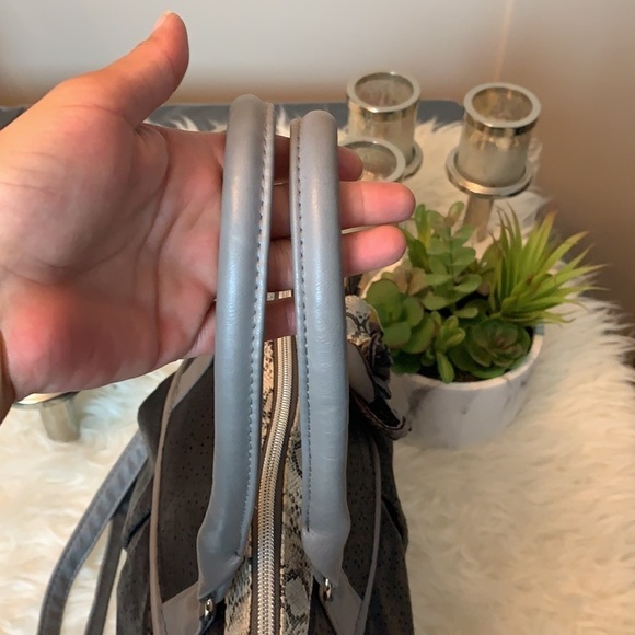 CLAIRE’S black/tan faux leather medium size shoulder bag - Picture 5 of 16